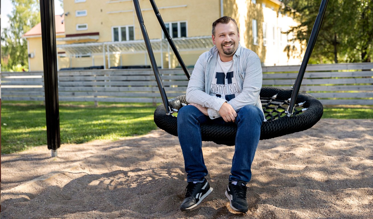 Suvikas istuu keinussa